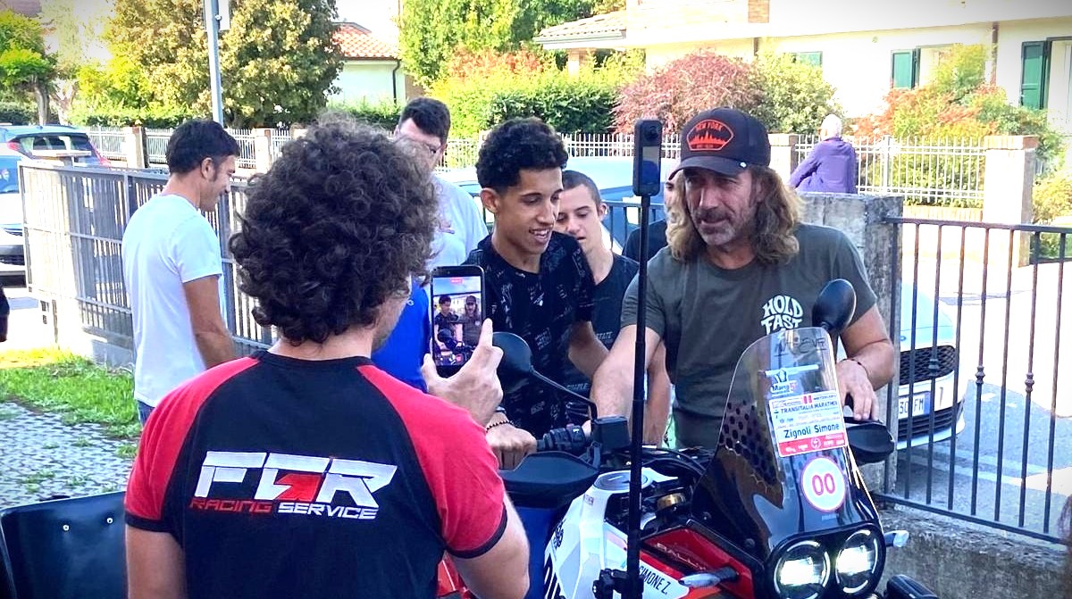 Simone Zignoli e la sua moto col sidecar per i ragazzi con disabilità del Ponte, grazie!